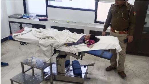 नोएडा के बरौला में बेटियों को फेंक चौथी मंजिल से कूद गई महिला, दो की मौत