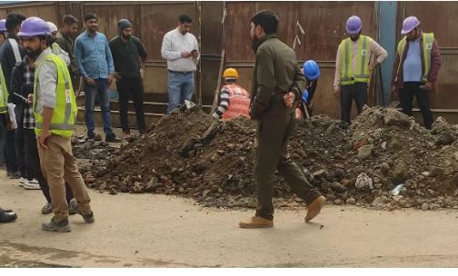 Delhi Gas Pipeline Burst: दिल्ली में IGL गैस पाइपलाइन फटने से मची भगदड़; मौके पर पहुंचे पुलिस अधिकारी