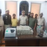 लोकसभा चुनाव से पहले दिल्ली कैंट से 3 करोड़ रुपये की नकदी बरामद, पुलिस ने तीन लोगों को दबोचा