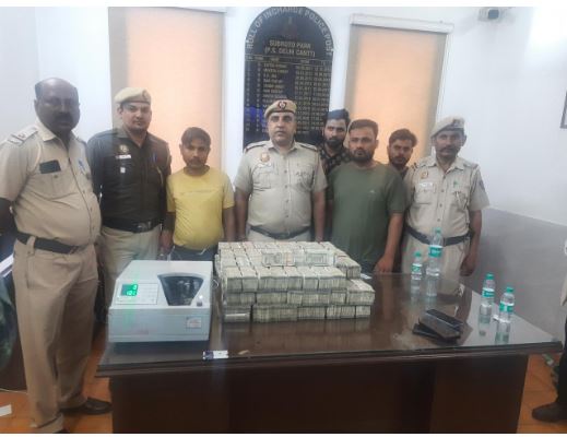 लोकसभा चुनाव से पहले दिल्ली कैंट से 3 करोड़ रुपये की नकदी बरामद, पुलिस ने तीन लोगों को दबोचा