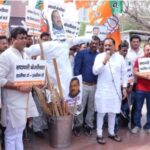 बीजेपी के नेताओं ने फूंका अरविंद केजरीवाल का पुतला, दिल्ली के सीएम को बताया भ्रष्टाचार का पर्याय