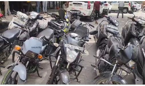 दिल्ली में सक्रिय वाहन चोर गिरोह का भंडाफोड़, 16 बाइक-स्कूटी बरामद