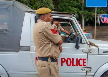 Delhi: पुलिस की गिरफ्त से हत्या का आरोपी फरार, पेशाब करने के बाद शौचालय की खिड़की से कूदा