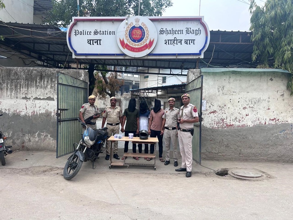 IPS Rajesh Deo along with PS Shaheen bagh police officials arrested three robbers and recovered cash