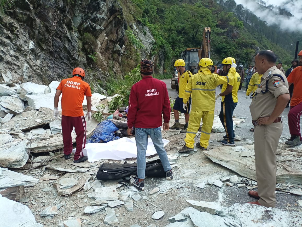 बोल्डर गिरने से दो युवकों की मौत