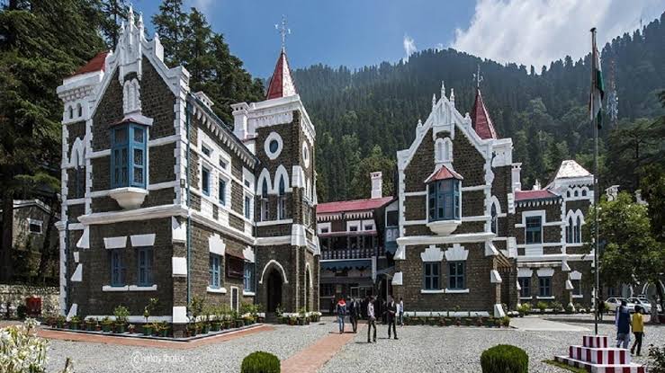 अपने ही परिवार के पांच सदस्यों की हत्या करने वाले की फांसी की सजा हाईकोर्ट ने की माफ़