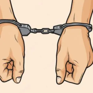 अवैध शराब निर्माण की मिनी फैक्ट्री का हुआ खुलासा, अर्धनिर्मित शराब व खाली बोतलें समेत एक गिरफ्तार 