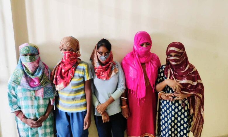 राहगीरों को अश्लील इशारे कर अपनी तरफ आकर्षित कर रही पांच महिलाओं को पुलिस ने किया गिरफ्तार 