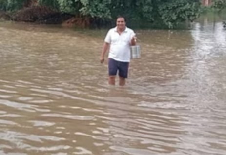 खानपुर माइनर टूटने से गोरिया गांव में चार-चार फुट तक भरा पानी, लोगों की बढी परेशानी