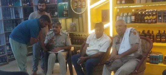 बदमाशों ने वाइन शॉप से की तीन लाख की लूट,  जांच पड़ताल में जुटी पुलिस