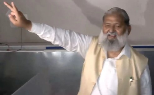 भाजपा उम्मीदवार अनिल विज ने किया मतदान, सभी नागरिकों से वोट डालने की अपील की 