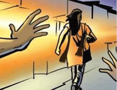 युवती से दूसरे समुदाय के युवक ने की छेड़खानी, निजी अंगों को छुने का लगाया आरोप 