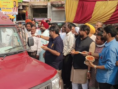 पूर्व राज्य मंत्री असीम गोयल ने जलेबी बांटकर मनाया नायब सैनी के सीएम बनने का जश्न 