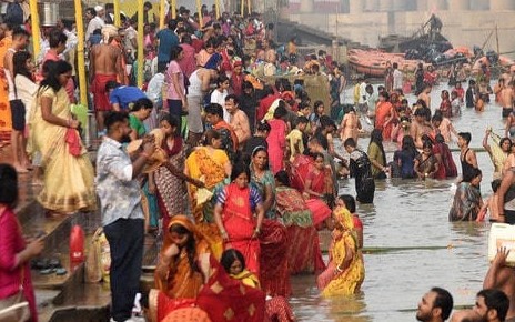 संध्या अर्घ्य के लिए घाटों पर लगी भीड़, मुख्यमंत्री नायब सिंह सैनी लेंगे आरती में हिस्सा