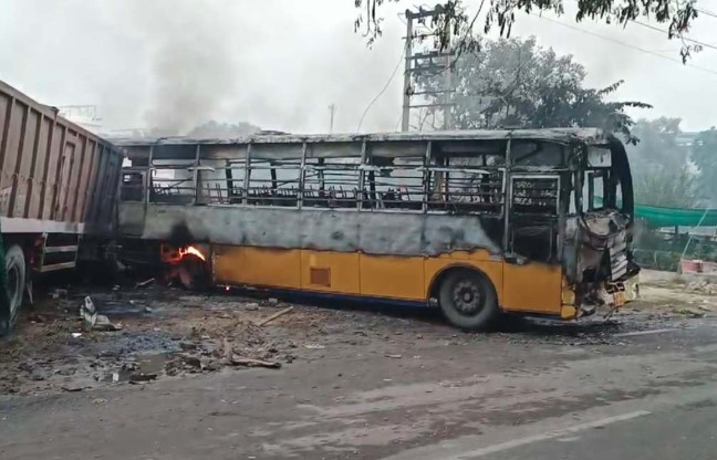 अनियंत्रित होकर बसों से टकराया डस्ट से भरा ट्राला, वाहनों में लगी आग, तीन बसें जलकर हुई खाक