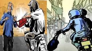 सेल्समैन के साथ मारपीट करते हुए बाइक सवार बदमाशों ने लूटे तीन पेटी शराब व 45 हजार रुपये 