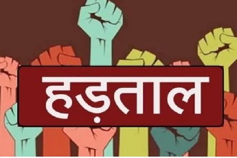 अपनी मांगो को लेकर हड़ताल पर बैठे पीजीआई रोहतक के अनुबंधित कर्मचारी