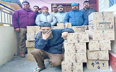 पुलिस और नारकोटिक्स विभाग बड़ी कार्रवाई- छापेमारी कर बरामद की 32 पेटी अवैध शराब 