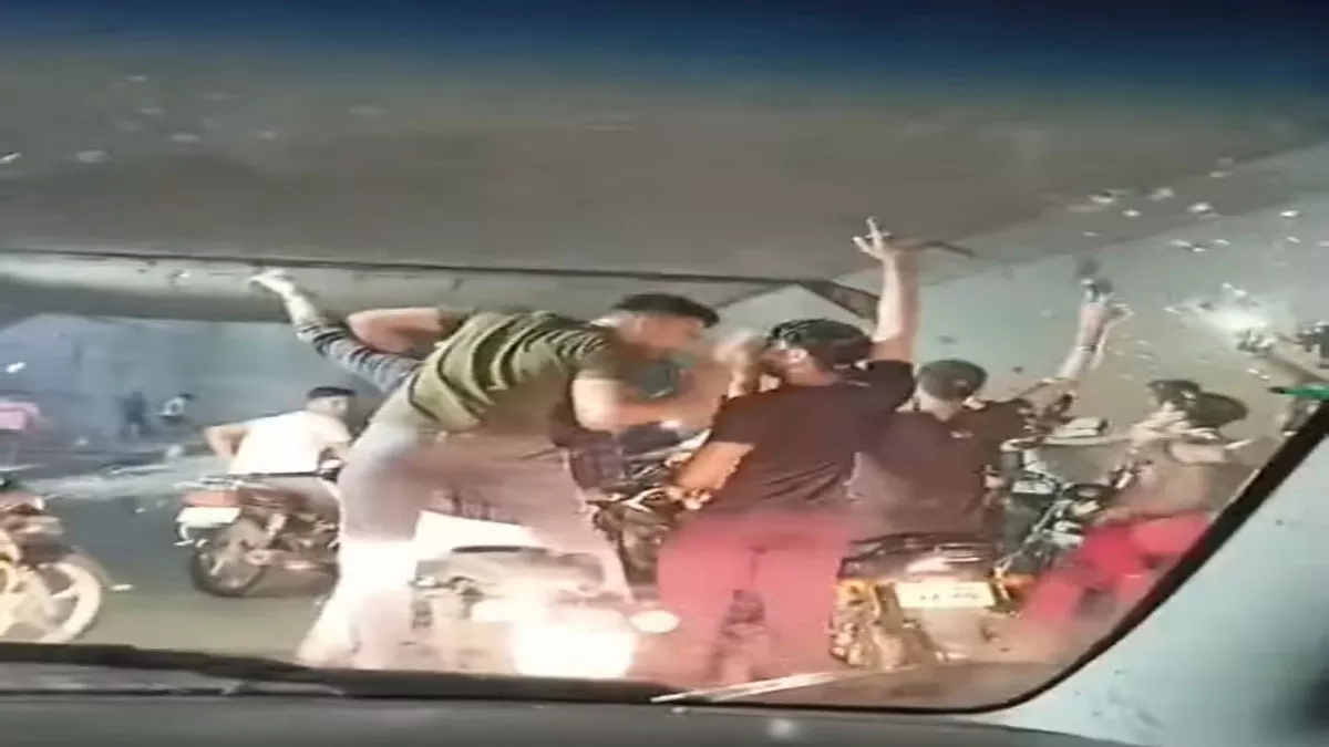 थार गाड़ियों में सवार युवकों ने क्रिकेट खेल रहे युवाओं पर गाड़ी चढ़ाने का प्रयास कर मचाया हुड़दंग 
