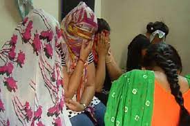 पुलिस ने सेक्स रैकेट का खुलासा करते हुए एक नाबालिग सहित तीन लड़कियों को मुक्त करवाया
