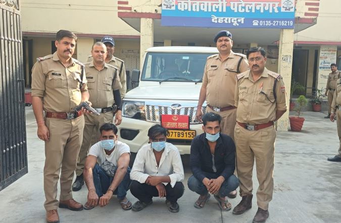 देहरादून पुलिस का तुरंत संज्ञान- नकली पिस्टन लहराने वालों को किया गया गिरफ्तार