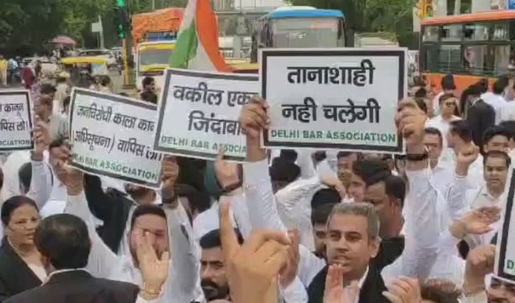 दिल्ली की जिला अदालतों में वकीलों का आंदोलन जारी, हाईकोर्ट बार ने काली पट्टी पहनकर समर्थन देने की अपील की