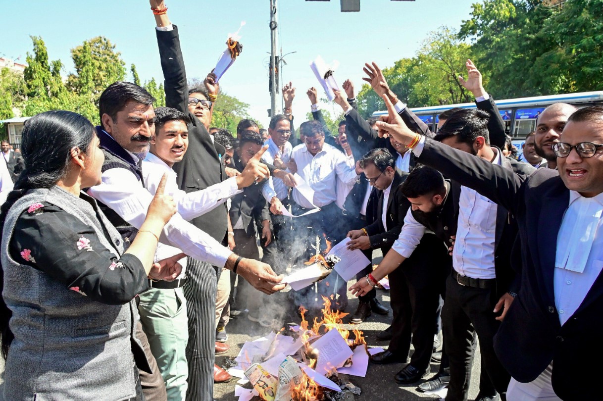 दिल्ली जिला अदालतों में वकीलों की हड़ताल खत्म, पुलिसकर्मी अब फिजिकल मोड में पेश होंगे