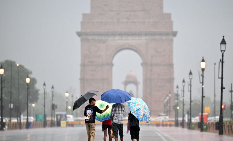 दिल्ली-एनसीआर में बदला मौसम, आंधी-बारिश से मिली गर्मी से राहत