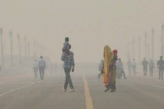 दिल्ली फिर धुएँ की गिरफ्त में, कई इलाकों में हवा बेहद खतरनाक स्तर पर