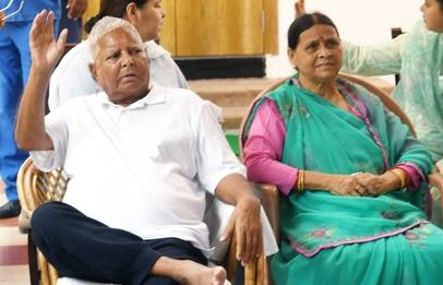 ‘जमीन के बदले नौकरी’ केस: लालू परिवार के खिलाफ आरोप तय करने पर कोर्ट ने फिलहाल रोक लगाई
