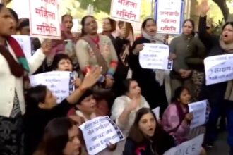 उन्नाव केस: कुलदीप सिंह सेंगर को मिली सशर्त जमानत, हाईकोर्ट बाहर प्रदर्शन