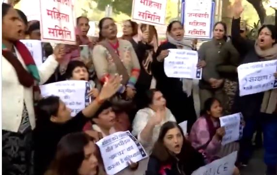 उन्नाव केस: कुलदीप सिंह सेंगर को मिली सशर्त जमानत, हाईकोर्ट बाहर प्रदर्शन