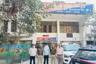 Snatching case solved by team of PS Seelampur. Accused arrested and snatched mobile phone recovered.