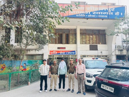 Snatching case solved by team of PS Seelampur. Accused arrested and snatched mobile phone recovered.
