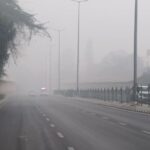 मार्च में लौटी ठंड: बारिश के बाद दिल्ली-एनसीआर में कोहरा, तापमान में गिरावट