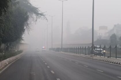 मार्च में लौटी ठंड: बारिश के बाद दिल्ली-एनसीआर में कोहरा, तापमान में गिरावट