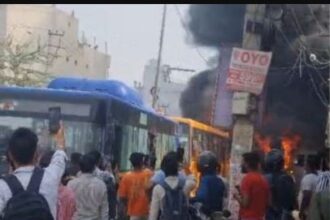 सड़क हादसे के बाद हंगामा, गुस्साई भीड़ ने बस में लगाई आग और किया पथराव