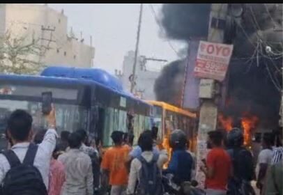 सड़क हादसे के बाद हंगामा, गुस्साई भीड़ ने बस में लगाई आग और किया पथराव