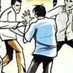 महिलाओं-युवतियों समेत परिवारों में मारपीट, ईंट-पत्थर और डंडे चले