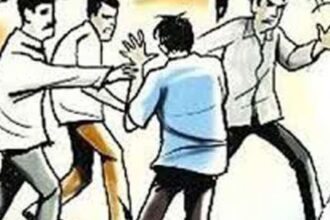 महिलाओं-युवतियों समेत परिवारों में मारपीट, ईंट-पत्थर और डंडे चले