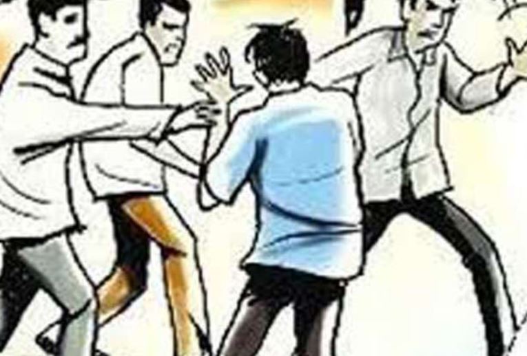 महिलाओं-युवतियों समेत परिवारों में मारपीट, ईंट-पत्थर और डंडे चले