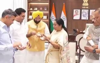 बंगाल जीत पर दिल्ली में जश्न, सीएम रेखा गुप्ता ने झलमूरी-रसगुल्ला से मनाई खुशी
