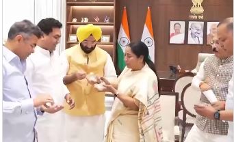 बंगाल जीत पर दिल्ली में जश्न, सीएम रेखा गुप्ता ने झलमूरी-रसगुल्ला से मनाई खुशी