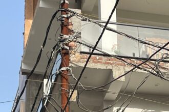 बिजली विभाग की लापरवाही से खतरा, जेई-एसडीओ-एक्सियन पर सवाल