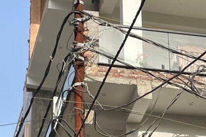बिजली विभाग की लापरवाही से खतरा, जेई-एसडीओ-एक्सियन पर सवाल