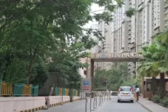 नोएडा की नामी सोसायटी में महिला ने 18वीं मंजिल से कूदकर किया सुसाइड, मच गया हड़कंप