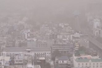 दिल्ली-NCR में मौसम के दोहरे तेवर: नोएडा से गुरुग्राम तक सड़कों पर उड़ा धूल का गुबार