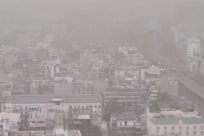 दिल्ली-NCR में मौसम के दोहरे तेवर: नोएडा से गुरुग्राम तक सड़कों पर उड़ा धूल का गुबार