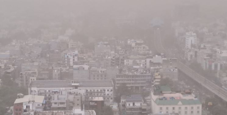 दिल्ली-NCR में मौसम के दोहरे तेवर: नोएडा से गुरुग्राम तक सड़कों पर उड़ा धूल का गुबार