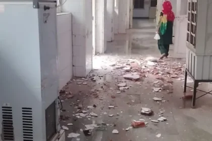 गाजियाबाद एमएमजी अस्पताल की छत का प्लास्टर गिरा, सर्जिकल वार्ड में भर्ती मरीजों में मची अफरा-तफरी